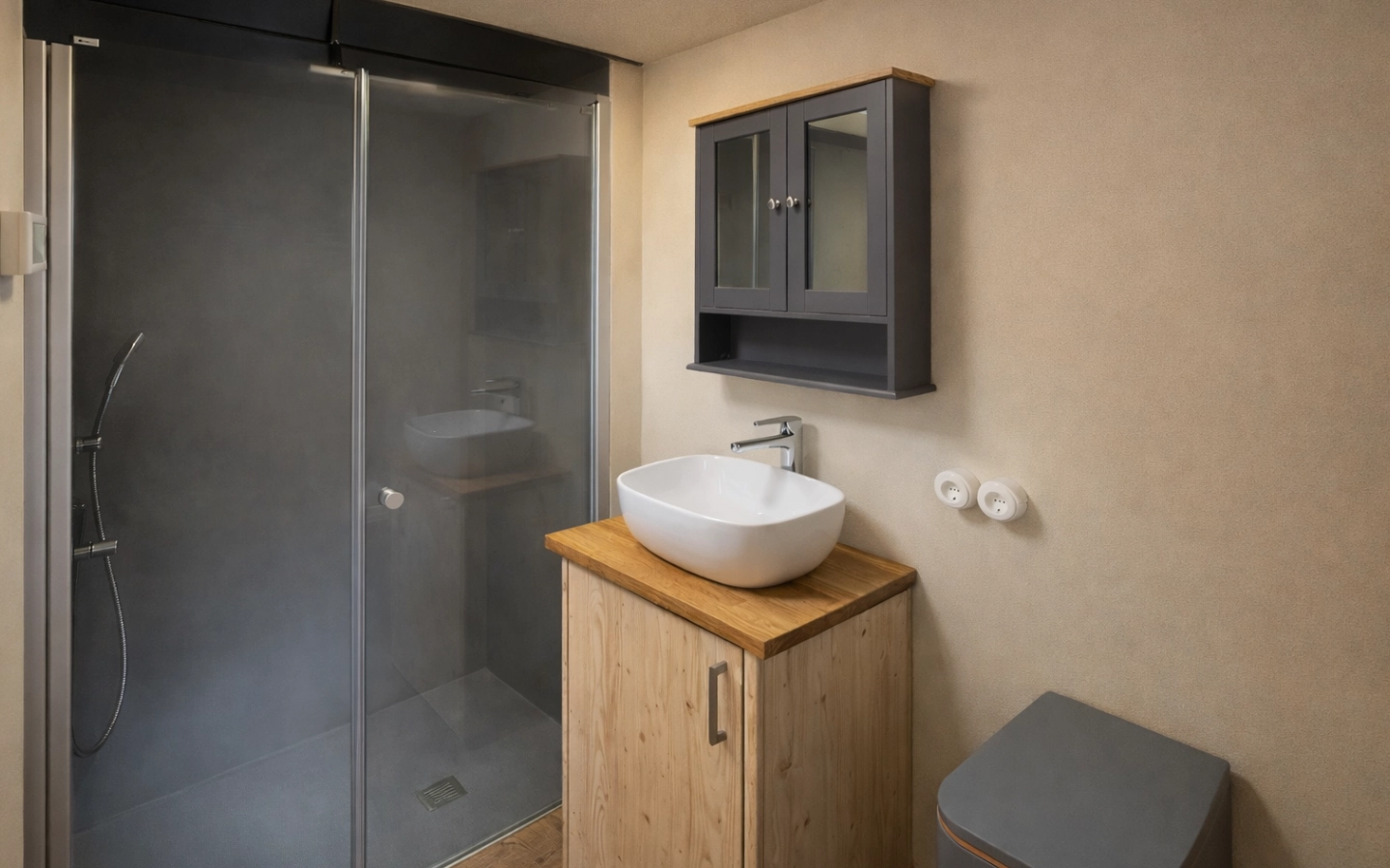 Badezimmer im Tiny House Family mit Regendusche, Mikrozement und Holz